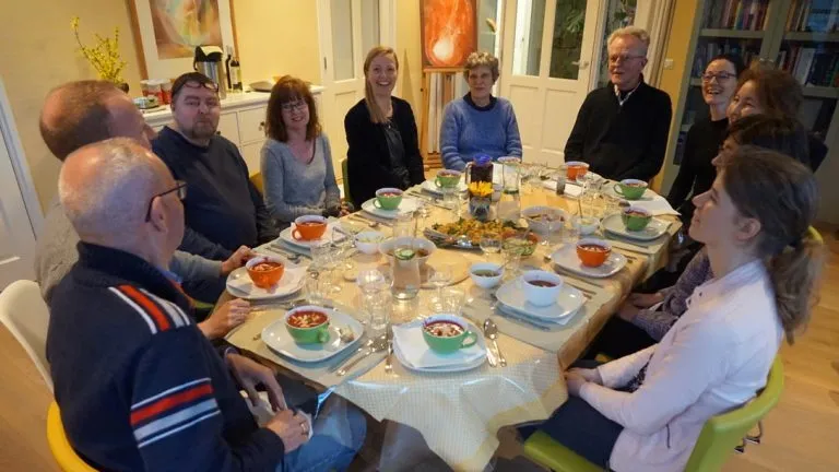 Mensen aan het eten op een Beterschappen-bijeenkomst